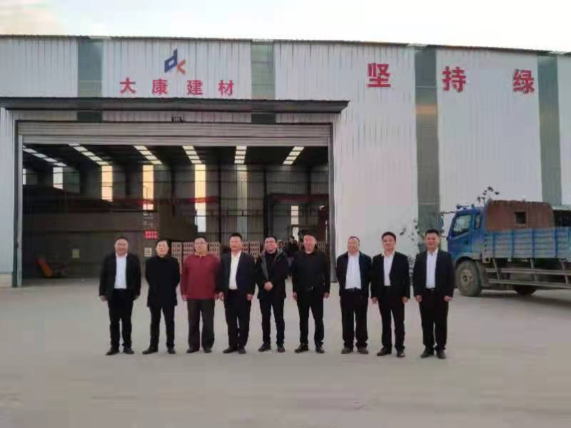 河南省磚瓦窯行業(yè)綠色發(fā)展協(xié)會、河南省生態(tài)環(huán)境廳綠色發(fā)展部攜行業(yè)**專家蒞臨河南亞新窯爐有限公司進行現(xiàn)場考察