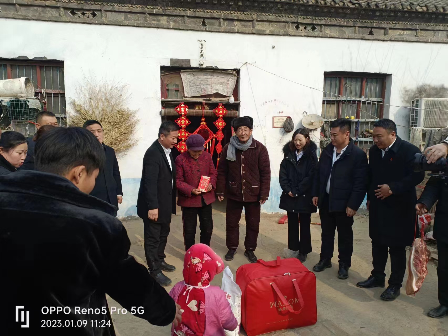 亞新慰問暖人心，歲寒情深暖人心